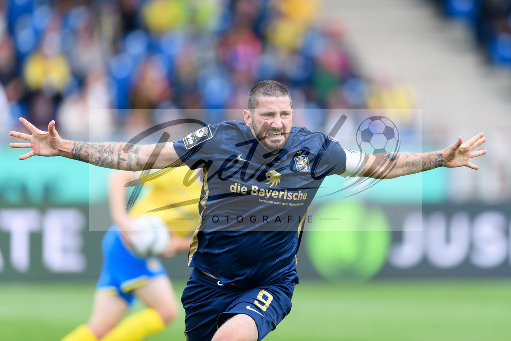 EBSTSV20210828_065 | Fussball, Herren: Sascha Moelders (TSV 1860 Muenchen) Torjubel, jubelt nach seinem Treffer zum 0:1 beim Spiel der 3. Liga zwischen Eintracht Braunschweig und TSV 1860 Muenchen im Eintracht-Stadion am 28.08.2021 in Braunschweig, Deutschland.DFB / DFL REGULATIONS PROHIBIT ANY USE OF PHOTOGRAPHS AS IMAGE SEQUENCES AND/OR QUASI-VIDEO. - Realisiert mit Pictrs.com