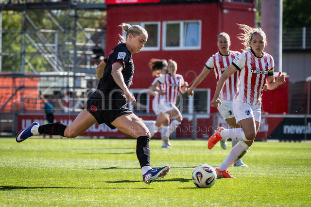 Google Pixel Frauen-Bundesliga; Bayer 04 Leverkusen - SC Freiburg, 26.04.2026 | Cornelia Kramer (Bayer 04 Leverkusen, 7) flankt zum 4:0; Bayer 04 Leverkusen - SC Freiburg an Spieltag 23 der Google Pixel Frauen-Bundesliga am 26.04.2026 im Ulrich-Haberland-Stadion in Leverkusen (Nordrhein-Westfalen). DFL REGULATIONS PROHIBIT ANY USE OF PHOTOGRAPHS AS IMAGE SEQUENCES AND/OR QUASI-VIDEO.
