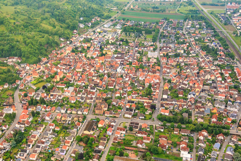 Luftbild: Beethovenstraße und Goetheschule in Hemsbach im Bundesland Baden-Württemberg in Deutschland. – Foto: IMG_089251.jpg vom 25.05.2016 durch Werner Riehm/FLY-FOTO.de – Auflösung des Originals: 5472 x 3648 px – Goetheschule Hemsbach
