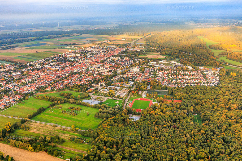 Luftbild: Sport- und Schulzentrum an der Jahnstr in Kandel im Bundesland Rheinland-Pfalz in Deutschland. Foto: IMG_150056.jpg vom 10.10.2025 durch Werner Riehm/FLY-FOTO.de