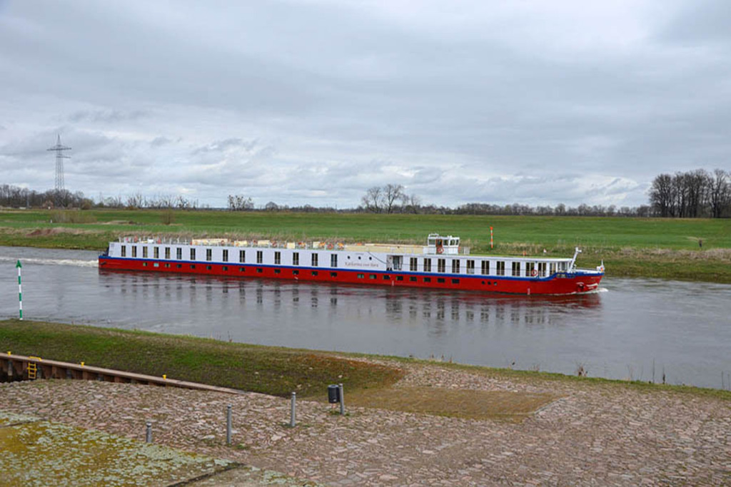 Torgau - Elbe mit MS Katharina von Bora | Entdecke über 20 Kategorien Leipzig-Motive: Foto-Downloads, hochwertige Poster, Leinwand- & Fine-Art-Prints. Jetzt Lieblingsfoto im Bildlexikon Leipzig Shop bestellen!