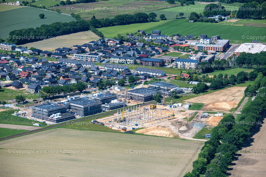 Stade_Riensförde_Bau_Bildungscampus_und_der_Sporthalle_ELS_0197030622 | STADE 03.06.2022 Neubau- Baustelle " Bildungscampus Riensförde " an der Straße Stadtweg in Stade im Bundesland Niedersachsen, Deutschland. Weiterführende Informationen bei: Hansestadt Stade,  gmp International GmbH. // New construction site " Bildungscampus Riensfoerde " on the street Stadtweg in Stade in the state Lower Saxony, Germany. Further information at: Hansestadt Stade,  gmp International GmbH. Foto: Martin Elsen