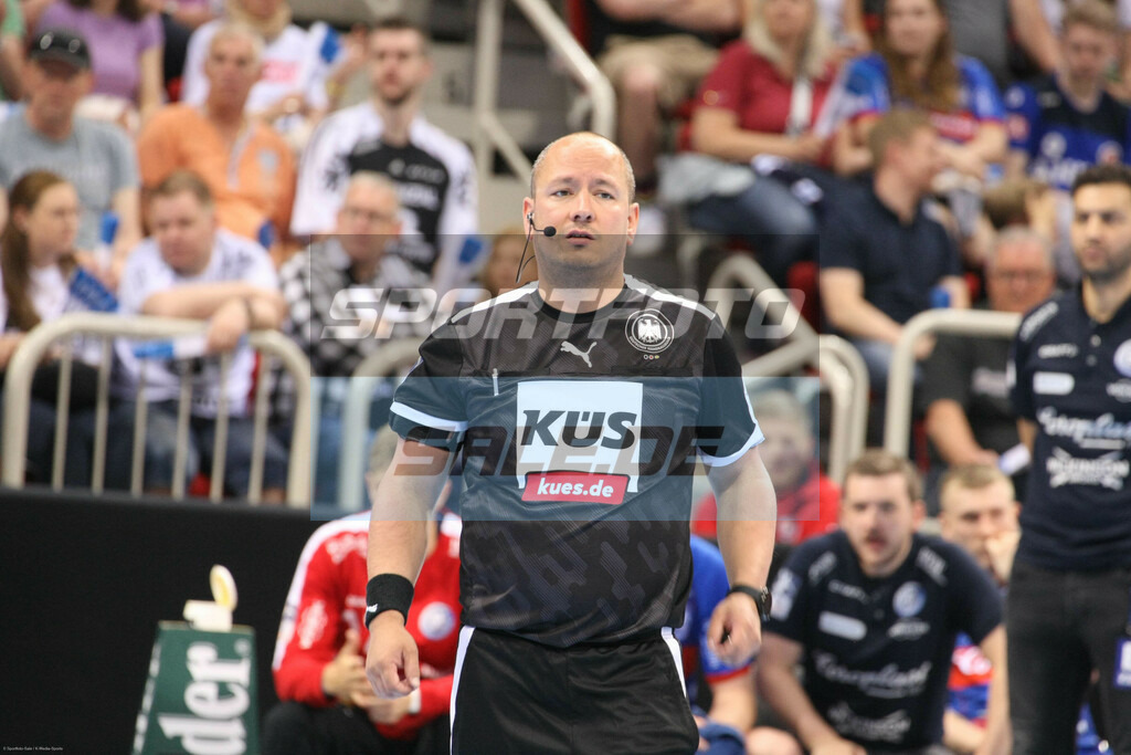 Bergischer HC - THW Kiel | Referee Hanspeter Brodbeck - © Sportfoto-Sale (MK) - Realisiert mit Pictrs.com