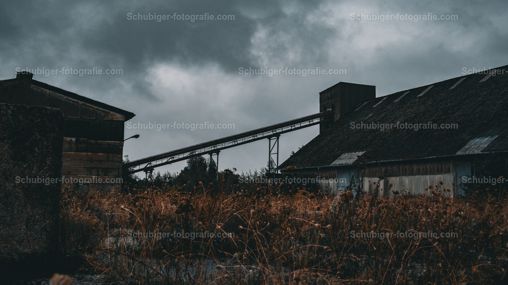 Fabrikgebäude Förderband | zerfallenes Fabrikgebäude - Realisiert mit Pictrs.com