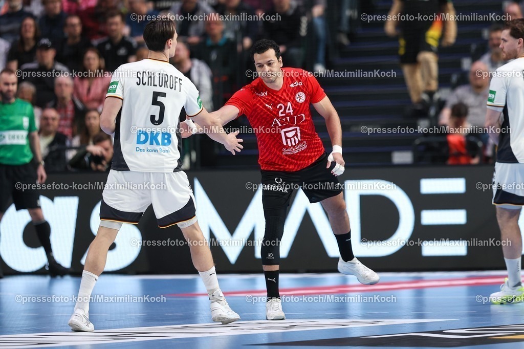 xKWIx22032601067 | 22.03.2026, Handball, Länderspiel Herren, Deutschland - Ägypten, ÖVB-Arena Bremen: Ibrahim Elmasry (Egypt #24) schlaegt mit  Miro Schluroff (Germany #05) vor Spielbeginn ein xKamilxWilkowskixPressefotoKochx