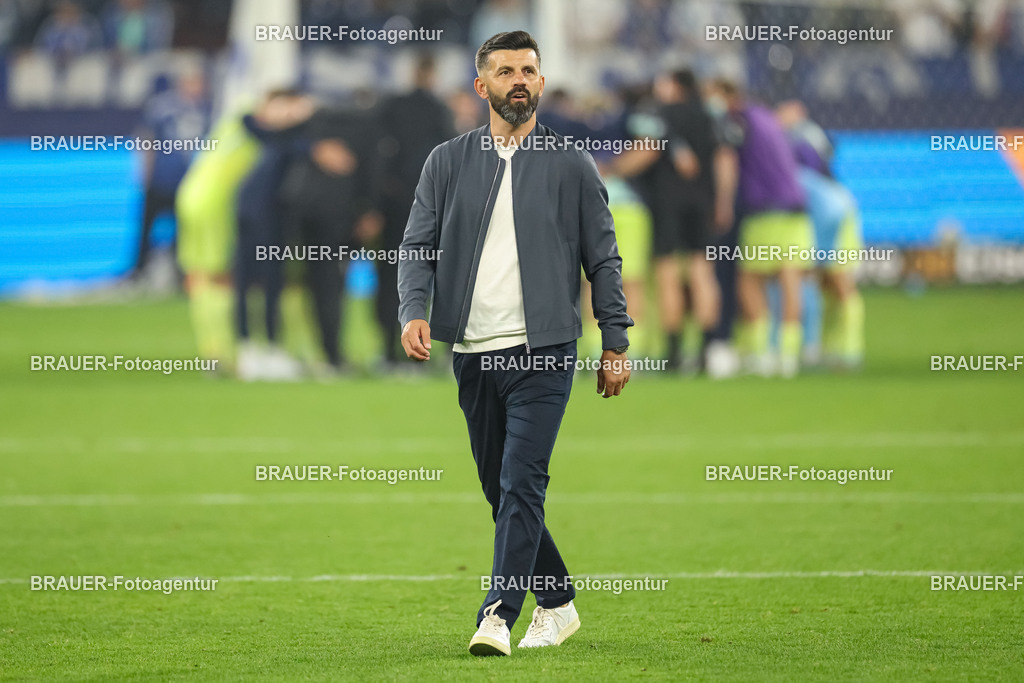 1_S04BER_20250801_3845.JPG -  - FC Schalke 04 - Hertha BSC Berlin - 2. Bundesliga | Gelsenkirchen, Deutschland, 01.08.25: Trainer Miron Muslic (FC Schalke 04) schaut nach dem Spiel der 2. Bundesliga zwischen FC Schalke 04 - Hertha BSC Berlin in der Veltins-Arena am 01. August 2025 in Gelsenkirchen, Deutschland. (Foto von Stefan Brauer/Brauer-Fotoagentur)DFB/DFL REGULATIONS PROHIBIT ANY USE OF PHOTOGRAPHS AS IMAGE SEQUENCES AND/OR QUASI-VIDEO.