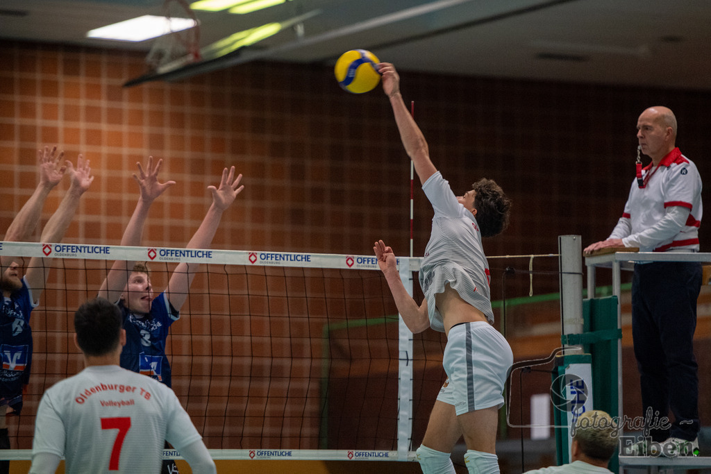 VSG Ammerland-Oldenburger TB | Regionalliga; VSG Ammerland (blau)-Oldenburger TB (weiß) am 18.01.2025 in Bad Zwischenahn (Sporthalle Schilldestraße ), Photo: Philip Eiben 2025 - Realisiert mit Pictrs.com