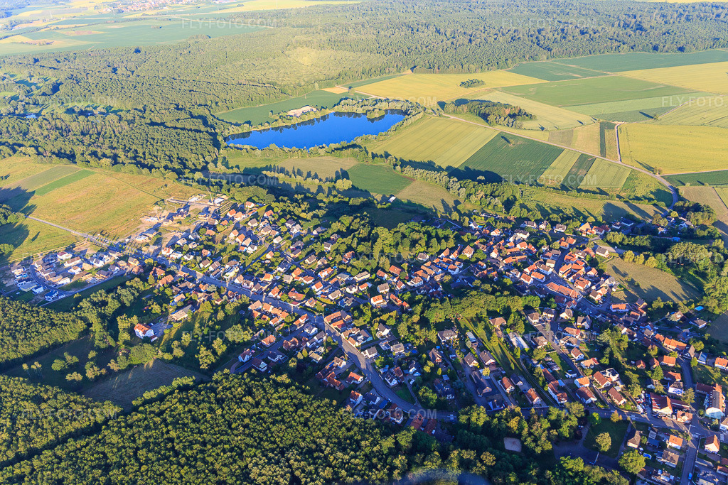 Aerial view: View of the town from the west in Schirrhoffen in the state Bas-Rhin, France. – Photo: IMG_115496.jpg taken on 06/16/2019 by Werner Riehm/FLY-FOTO.com – Resolution of the original: 5472 x 3648 px