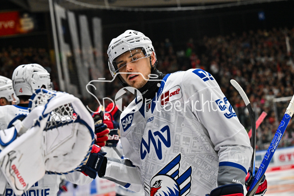 Augsburger Panther - Adler Mannheim | Jubel der Adler nach dem Treffer zum 2-2 durch Nicolas MATTINEN (Adler Mannheim 52) / Tor / Torschuetze / Freude / Happy / DEL: Augsburger Panther - Adler Mannheim; Curt Frenzel Stadion am 14.09.2025