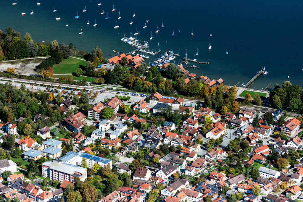 dr__0038659.jpg | DIEßEN AM AMMERSEE 11.10.2019 Dorfkern an den See- Uferbereichen des Ammersee in Dießen am Ammersee im Bundesland Bayern, Deutschland. // Village on the lake bank areas of Ammersee in Diessen am Ammersee in the state Bavaria, Germany. Foto: Daniel Reiter