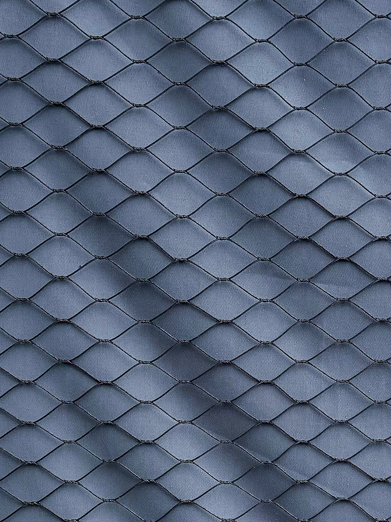 Wandbild Abstrakt Blau – Poster Moderne Wellen Struktur Fotokunst | Bringe elegante Dynamik und stilvollen Luxus an deine Wände. Dieses abstrakte Fine-Art-Wandbild besticht durch seine faszinierende, wellenförmige Mesh-Struktur und die tiefen, edlen Blautöne. Das futuristische Zusammenspiel aus Licht und Schatten erinnert an fließendes Wasser oder luxuriöse Design-Texturen. Ein absoluter Blickfang für minimalistische Einrichtungen und moderne Lofts. Bestelle dieses abstrakte Kunst-Statement jetzt direkt als edles Poster, hochwertige Leinwand oder exklusiven Fine-Art-Print auf bestem Papier! - Realisiert mit Pictrs.com