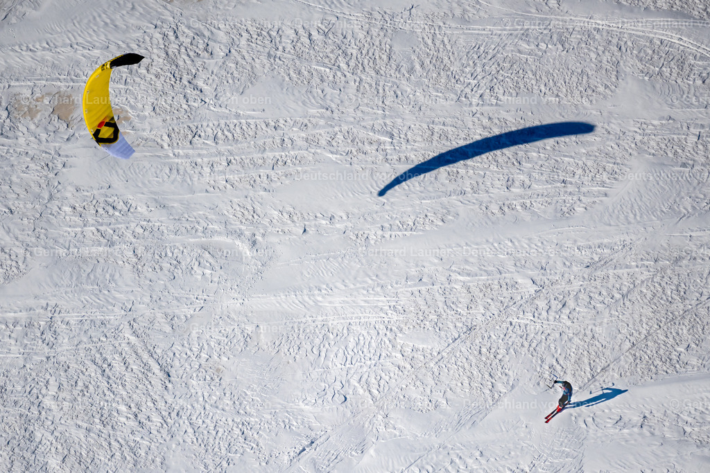 4043507 | GERSFELD (RHöN) 13.02.2021 Winterluftbild Surfer - Kitesurfer - Snowkiter in Fahrt an der Wasserkuppe in Gersfeld (Rhön) in der Rhön im Bundesland Hessen, Deutschland. Weiterführende Informationen bei: Papillon Flucenter Wasserkuppe. // Winter aerial photo Surfer - Kitesurfer - Snowkiter in ride on the Wasserkuppe in Gersfeld (Rhoen) in the Rhoen in the state Hesse, Germany. Further information at: Papillon Flucenter Wasserkuppe. Foto: Gerhard Launer