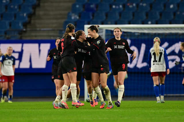 Fußball I Frauen I Saison 2025-2026 I DFB-Pokal I Achtelfinale I Hamburger SV - Bayer 04 Leverkusen I 17108 | Jubel, Begeisterung, Enthusiasmus, Euphorie, Freude, Glücksgefühl, Heiterkeit bei: Julia Mickenhagen (18, Bayer 04 Leverkusen) und Bayer 04 Leverkusen spielerinnen - Realisiert mit Pictrs.com