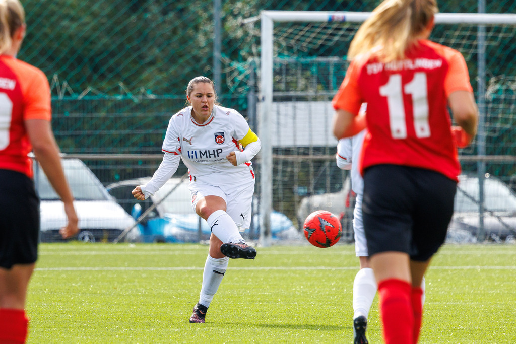 FCHHÜT_251003_4817 | 1.FC Heidenheim 1846 II vs. TSV Hüttlingen, Fußball, Frauen, Bezirkspokal, 2025/2026, 1.Runde, 03.10.2025 in Mergelstetten, Sportplatz 2(Foto: Michael Bulling) - Realisiert mit Pictrs.com
