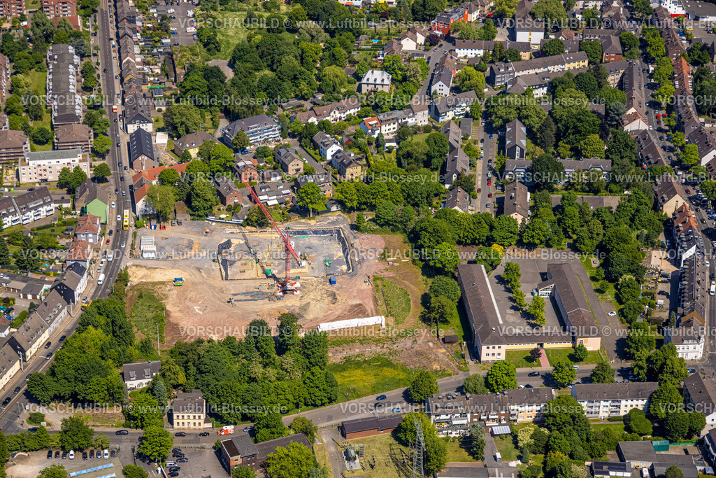 Essen250507926 | Luftbild, Baustelle und Baukran für Wohnanlage Quartier der Generationen, ehemaliger Sportplatz Tus 8410 Essen e.V. Germaniastraße, Bochold, Essen, Ruhrgebiet, Nordrhein-Westfalen, Deutschland