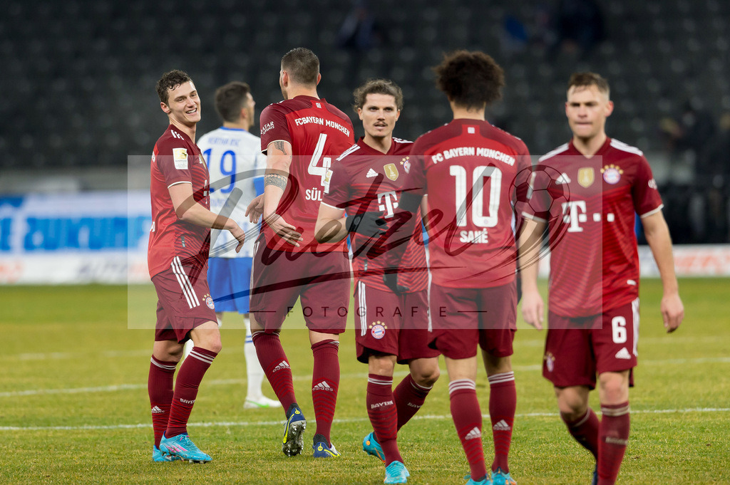 BSCFCB20220123_136 | Fussball, Herren: . Spieler vom FC Bayern Muenchen Schlussjubel, jubelt nach dem 1:4 Sieg bei dem Spiel der 1. Bundesliga zwischen Hertha BSC und FC Bayern Muenchen im Olypiastadion am 23.01.2022 in Berlin, Deutschland.DFB / DFL REGULATIONS PROHIBIT ANY USE OF PHOTOGRAPHS AS IMAGE SEQUENCES AND/OR QUASI-VIDEO. - Realisiert mit Pictrs.com