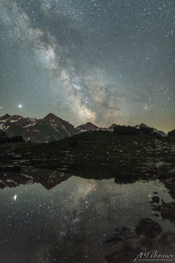 Milchstraße überm Guggersee | Dies ist der Online-Shop von naturfoto.michaelthoma.de. Ich bin leidenschaftlicher Naturfotograf und fotografiere von der Andromedagalaxie bis zum Zwergtaucher, von der Ameise bis zum Orionnebel alles was mit Natur zu tun hat. Hier kann eine Auswahl meine - Realisiert mit Pictrs.com
