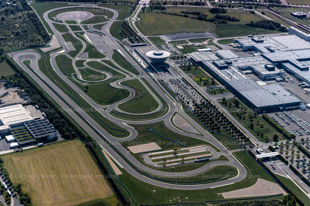 4039963 | LEIPZIG 14.09.2020 Rennstrecke - Teststrecke, Gebäude und Produktionshallen auf dem Werksgelände der "Dr. Ing. h.c. F. Porsche AG" an der Porschestraße im Ortsteil Lützschena in Leipzig im Bundesland Sachsen, Deutschland. Weiterführende Informationen bei: Dr. Ing. h.c. F. Porsche AG,  Porsche Deutschland GmbH. // Race track - test track, buildings and production halls on the premises of "Dr. Ing. h.c. F. Porsche AG" on Porschestrasse in the district Luetzschena in Leipzig in the state Saxony, Germany. Further information at: Dr. Ing. h.c. F. Porsche AG,  Porsche Deutschland GmbH. Foto: Gerhard Launer