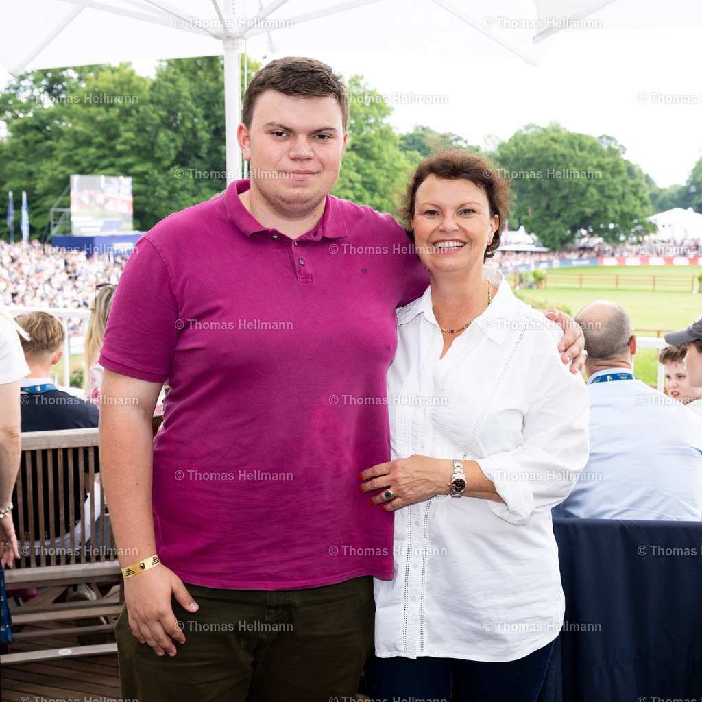 TH_Andrea zum Felde_ Edel AG_29503 | Al Shiraàa Deutsches Spring- und Dressur-Derby 2025 am 01.06.25 in Hamburg, Thomas Hellmann, Andrea zum Felde, Edel AG