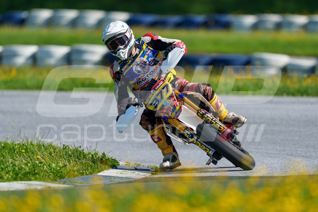 SuperMoto_Staatsmeisterschaft_Greinbach_101 | GRIPcapture steht für authentische Sportfotografie in Österreich – für Momente, die mehr sind als Geschwindigkeit oder Ergebnis. Es geht um Emotion, Spannung, Fokus und den Augenblick, der oft nur einen Wimpernschlag dauert.Ob Motorsport, Teamsport oder 