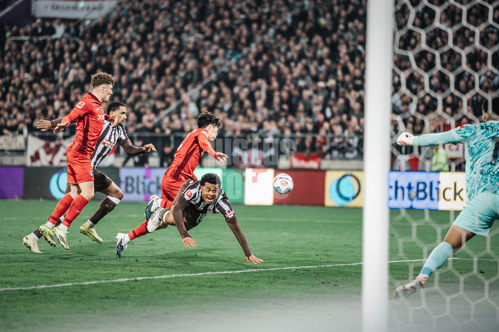 Fußball | Männer | Saison 2025/2026  | Fußball-Bundesliga | 27. Spieltag | FC St. Pauli vs. SC Freiburg | 22.04.2026 | Joel Chima Fujita (#16, FC St. Pauli) geht zu Boden