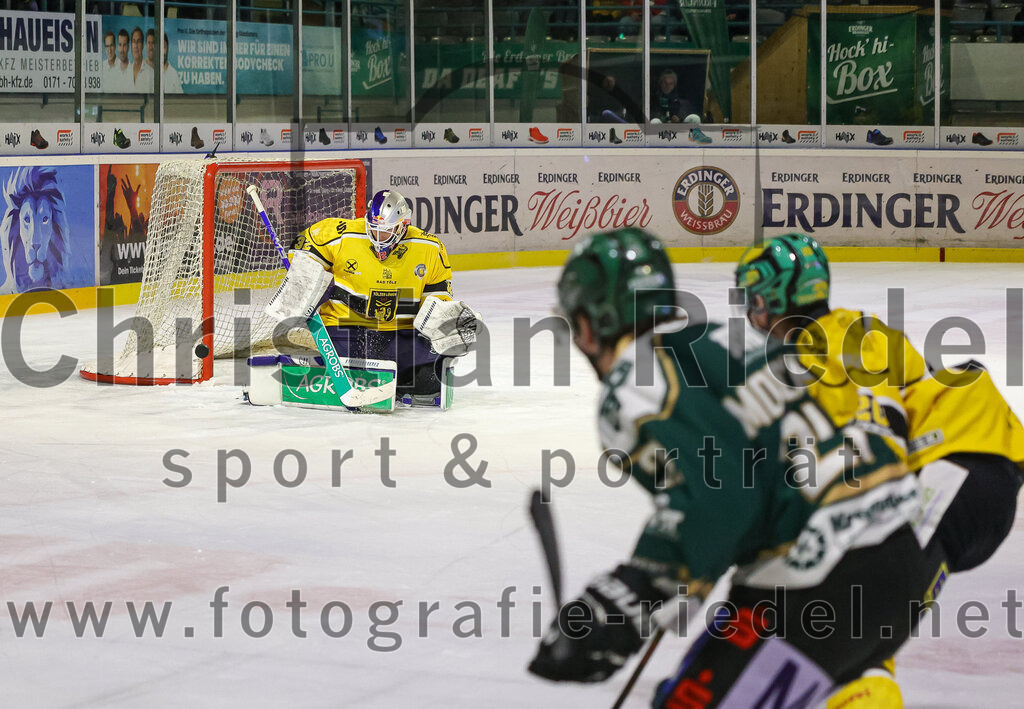 2025-12-19_069_TSV_Erding_gegen_Toelzer_Loewen | Erding, Deutschland, 19.12.2025:Eishockey, Oberliga Süd 2025 / 2026, 27. Spieltag, TSV Erding gegen Tölzer Löwen, Endergebnis: 2:5Torwart Matthias Bittner (Tölzer Löwen, #32)Foto: Christian Riedel / fotografie-riedel.net