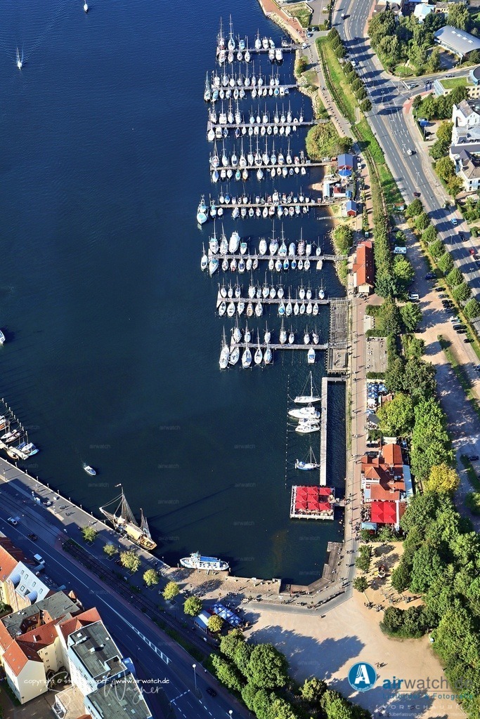 Luftbild Flensburger Hafen - Ein zentraler Ankerpunkt ist das Restaurant GOSCH an der Hafenspitze | Ein zentraler Ankerpunkt ist das Restaurant GOSCH an der Hafenspitze, das auf 70 Innen- und über 200 Außenplätzen frische Fischspezialitäten, Weine und regionale Küche anbietet – teilweise direkt auf Wasserterrassen.