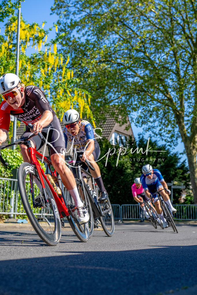 Spurt in den Mai 2026 - Großer Preis der Sparkasse Neuss | Annual one-day road cycling race "Großer Preis der Sparkasse Neuss" held in Büttgen, Germany, organized by VfR Büttgen 1912 e.V. The event features multiple races across all age categories from U11 youth to Elite men. - Realisiert mit Pictrs.com