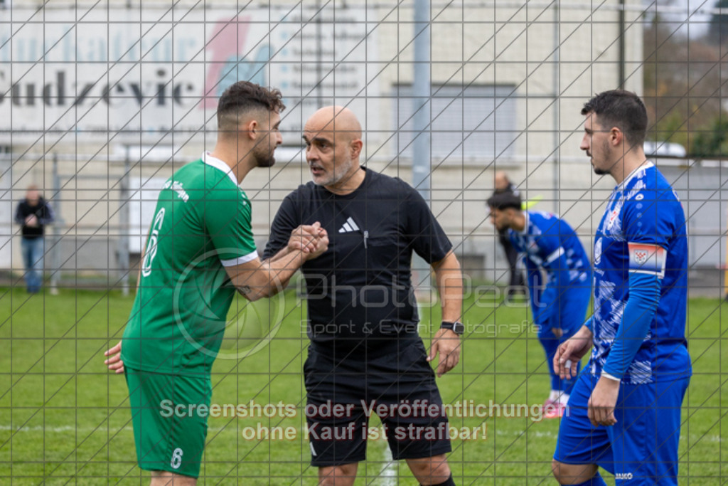 20251116_143059_0098 | #,KSG Eislingen (grün) vs. Croatia 2012 Geislingen (blau), Fussball, Kreisliga A3 - Bezirk Neckar/Fils, 13. Spieltag, Saison 2025/2026, Rasensportplatz KSG, Albstraße 69, 73054 Eislingen, 16.11.2025 - 14:30 Uhr,Foto: PhotoPeet-Sportfotografie/Peter Harich