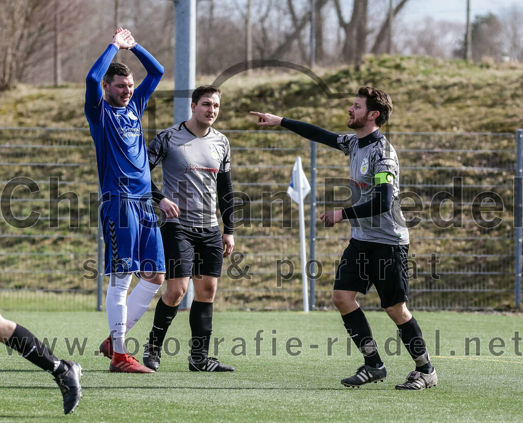 2024-02-24_015_FC_Langengeisling_II_gegen_SG_Reichenkirchen | Erding, Deutschland, 24.02.2024:
Fußball, Kreisklasse 2023 / 2024, Testspiel, FC Langengeisling II gegen SG Reichenkirchen, Endergebnis: 7:1

Jonas Schneider (FC Langengeisling, #15), Georg Fink (SG Reichenkirchen, #7), Florian Scharf (SG Reichenkirchen, #4)

Foto: Christian Riedel / fotografie-riedel.net