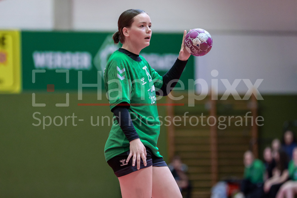 Handball, 2. Bundesliga Frauen, SV Werder Bremen - HC Rödertal | v.li.: Mathilda Häberle (SV Werder Bremen, 19) am Ball, Spielszene, Aktion, Action, Portrait, Nahaufnahme, Einzelfoto, Einzelbild