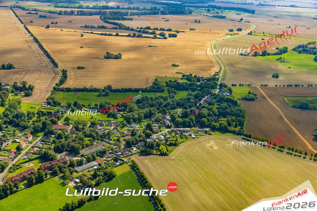 Luftbild Groß Mohrdorf - Die Luftaufnahme wurde 2025 vom UL-Flugzeug heraus erstellt ( keine Drohne ) - Hochauflösende Luftaufnahme - für professionelle Ausdrucke geeignet. Die Geschenkidee !Hier alle&nbsp;Infos zur Lizenzierung der LuftaufnahmeWir fliegen auch dieses Jahr wieder in Ihre Region um Luftbilder zu erstellen.- Luftbild anfragen