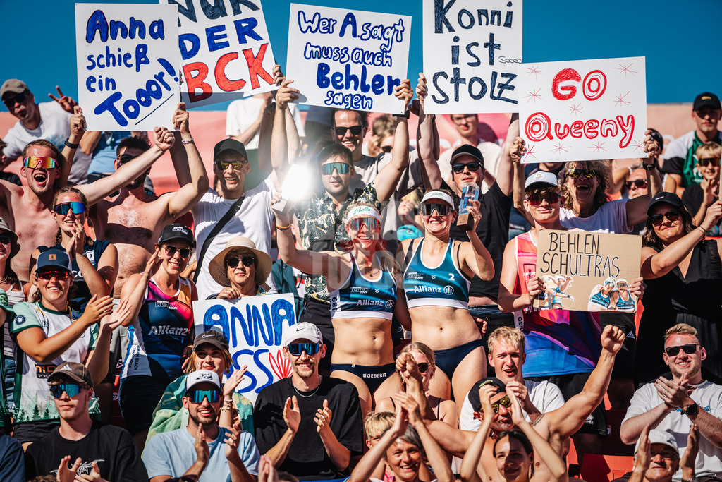 Beachvolleyball | Frauen | Allianz German Beach Tour 2024 | Tourstop Kühlungsborn | 11.08.2024 | v.l. Anna Behlen und Sarah Schulz gewinnen das Turnier und feiern mit den Fans