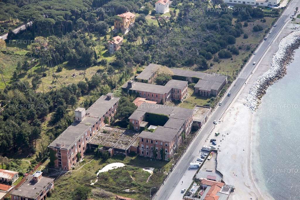 Aerial view: View of the town in Marina di Massa in the state Tuscany, Italy. – Photo: IMG_087193.jpg taken on 04/04/2016 by Werner Riehm/FLY-FOTO.com – Resolution of the original: 5472 x 3648 px
