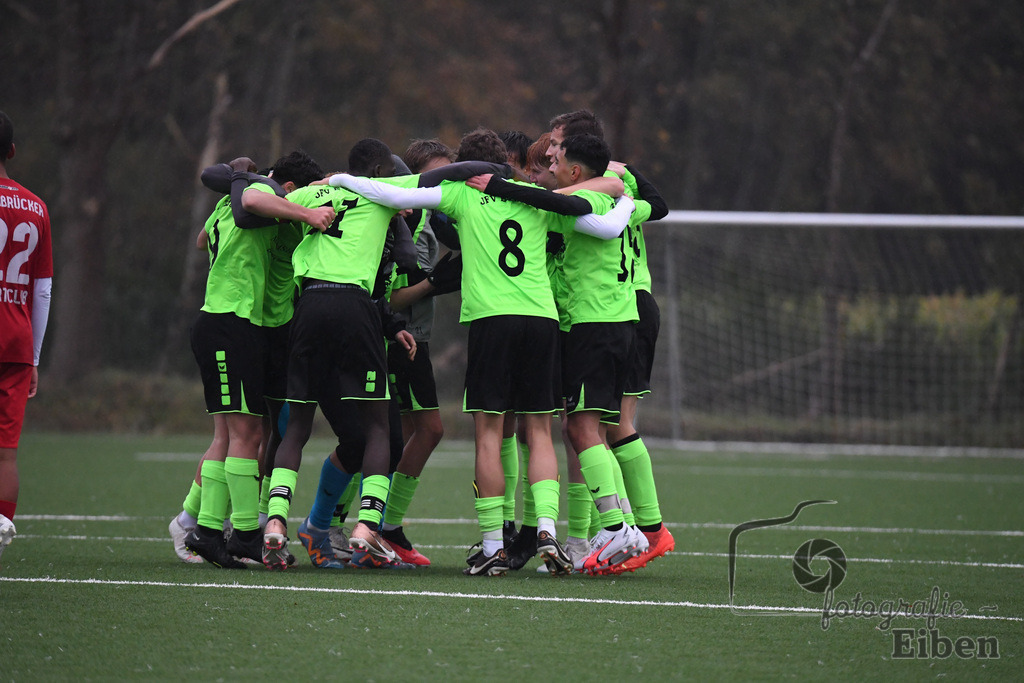 JFV Edewecht-Osnabrücker SC | C-Jugend Landesliga; JFV Edewecht (grün)-Osnabrücker SV (rot) am 18.11.2023; in Edewecht (Sportanlage Göhlenweg), Photo: Philip Eiben 2023 - Realisiert mit Pictrs.com
