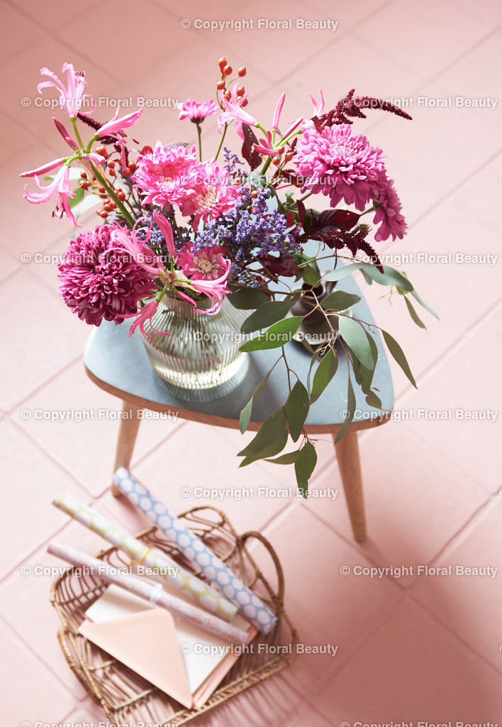 Rosa Strauß aus Dahlien und Chrysanthemen auf rosa Fliesen | Dahlien und Chrysanthemen in Glasvase von oben auf einem rosa gefließten Fußboden, wunderschön romantisches Motiv als Kunstdruck auf Leinwand. - Realisiert mit Pictrs.com