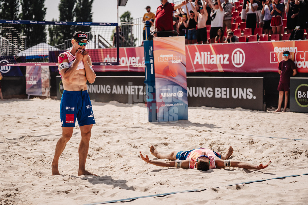 Beachvolleyball | Männer | Allianz German Beach Tour 2025 | Tourstop Bremen | 13.06.2025 | v.l. Bennet Poniewaz und David Poniewaz jubeln nach dem Sieg