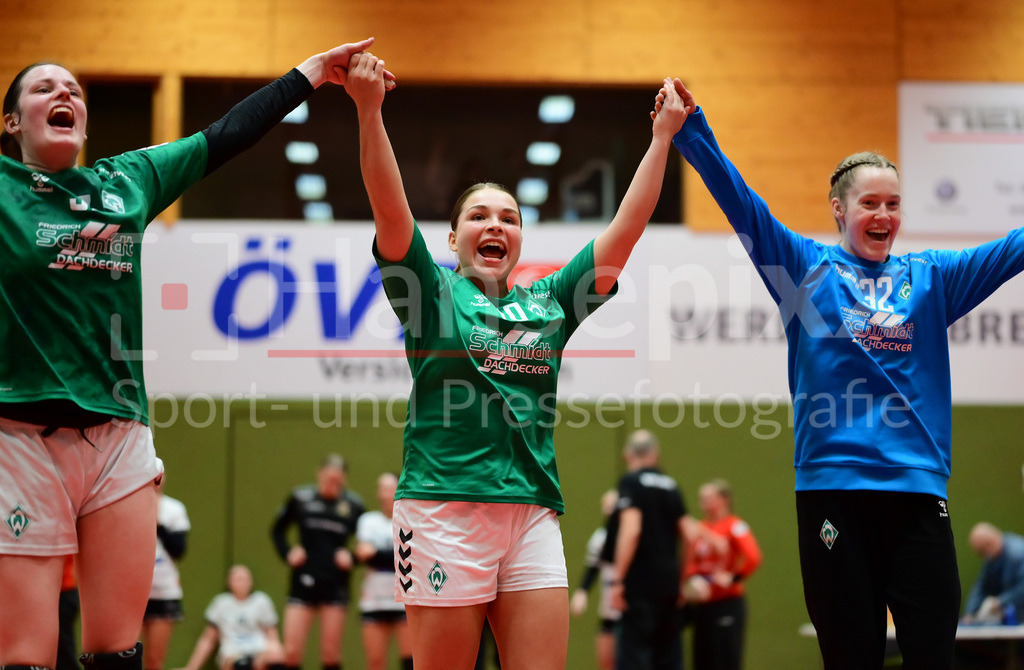 Handball, 2. Bundesliga Frauen, SV Werder Bremen - VfL Waiblingen | v.li.: Alina Defayay (SV Werder Bremen, 57), Madita Probst (SV Werder Bremen, 10) und Wioleta Pajak (Torhüterin, Torwart, SV Werder Bremen, 32) jubeln über den Sieg, Freude über das gewonnene Spiel, Jubel, Lachen