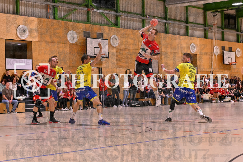 GER, SG Maulburg/Steinen - SG Allensbach/Dettingen, Handball, Landesliga Suedbaden, 2. Spieltag, Saison 2024/2025, 28.09.2024 | Daniel Winkelbeiner (SG Maulburg/Steinen, #15), Lueder Flathmann (SG Allensbach/Dettingen-Wallhausen, #22), Mika Buelow (SG Maulburg/Steinen, #10) beim Wurf, Stefan Karrer (SG Allensbach/Dettingen-Wallhausen, #31)GER, SG Maulburg/Steinen - SG Allensbach/Dettingen, Handball, Landesliga Suedbaden, 2. Spieltag, Saison 2024/2025, 28.09.2024Foto: TH Fotografie/Thomas Hess