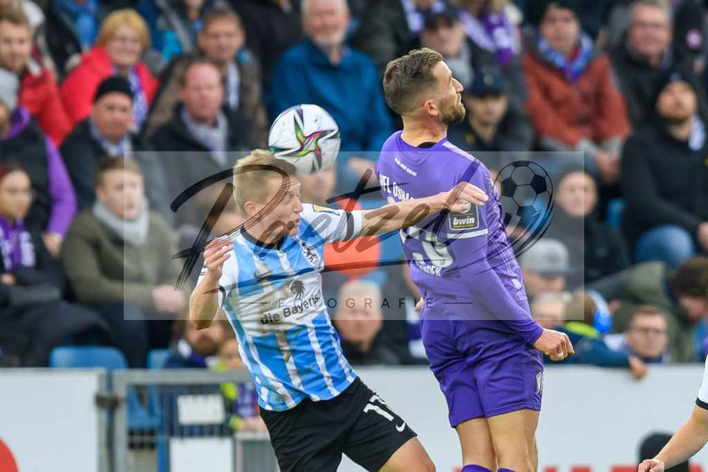 OSNTSV20211106_104 | Fussball, Herren: Ba-Muaka Simakala (VfL Osnabrueck) und Fabian Greilinger (TSV 1860 Muenchen) im Zweikampf bei dem Spiel der 3. Liga zwischen VfL Osnabrueck und TSV 1860 Muenchen im Stadion an der Bremer Bruecke am 06.11.2021 in Osnanbrueck, Deutschland.DFB / DFL REGULATIONS PROHIBIT ANY USE OF PHOTOGRAPHS AS IMAGE SEQUENCES AND/OR QUASI-VIDEO. - Realisiert mit Pictrs.com