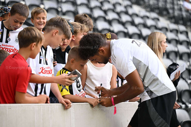 pictureshooting.AT-20240901-0047 | Image shows an overview of children and Tobias Lawal (ASK) with a banner on the grandstand in the Raiffeisen Arena, LASK (weiss) vs. RZ Pellets WAC (schwarz), Sport, ADMIRAL Bundesliga, Fußball /Foto: Albert Mikovits Datum 20240901