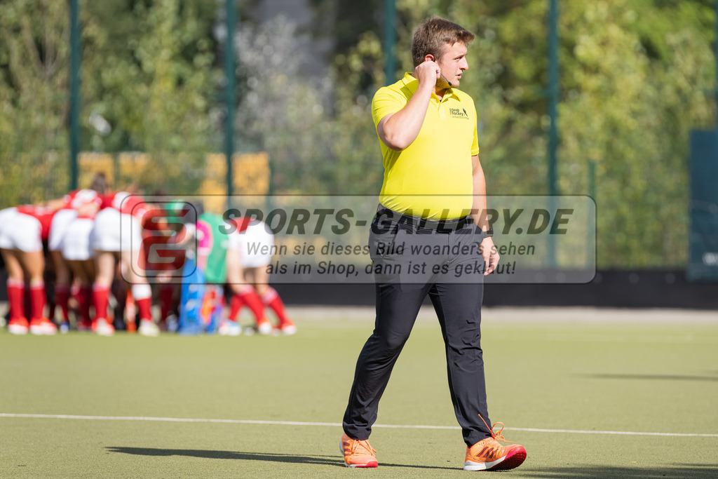 HK_20220925_100088 | 1. Bundesliga Damen Düsseldorfer HC - Berliner HC  am 25.9.2022 DHC Düsseldorf, Düsseldorf , Y. Holzmüller ( SR )