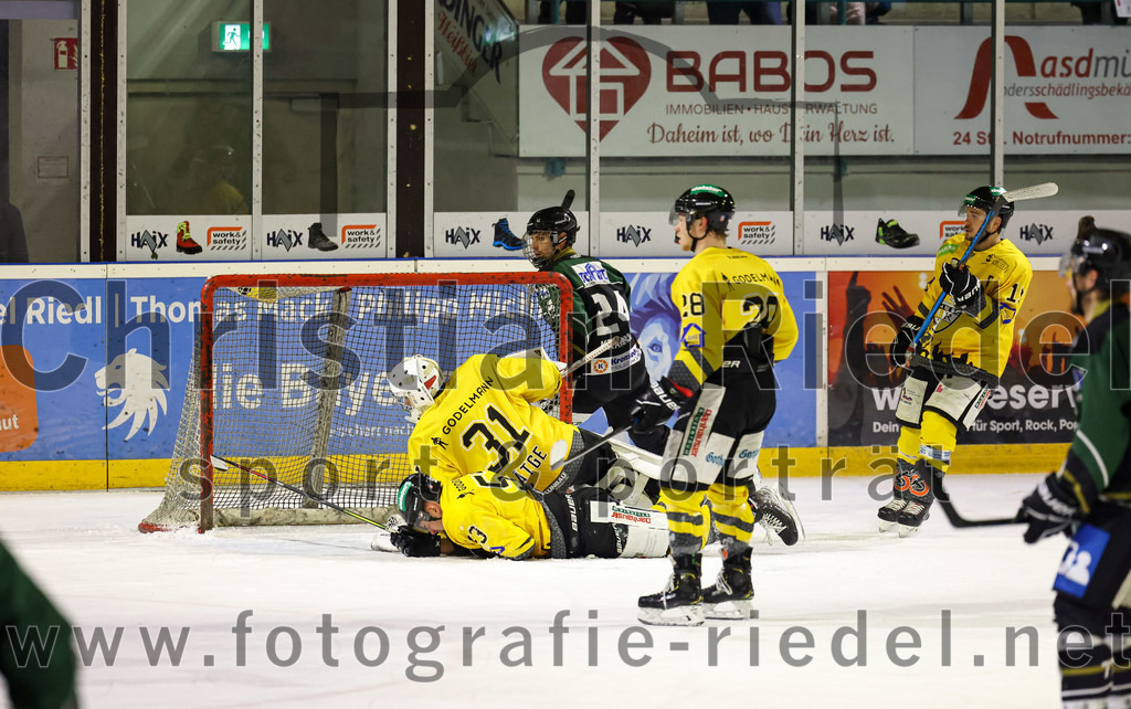 2022-11-20_067_TSV_Erding_gegen_ERSC_Amberg | Erding, Deutschland, 20.11.2022:
Eishockey, Bayernliga 2022 / 2023, 15. Spieltag, TSV Erding gegen ERSC Amberg, Endergebnis: 5:1

Torwart Timon Bätge (ERSC Amberg, #31), Marc Roth (ERSC Amberg, #53), Lukas Krämmer (Erding Gladiators, #24), Shawn Campbell (ERSC Amberg, #28)

Foto: Christian Riedel / fotografie-riedel.net