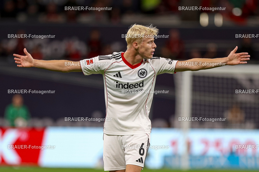 Bayer 04 Leverkusen vs Eintracht Frankfurt - Bundesliga  | Leverkusen, Deutschland, 12.09.25:   Oscar Hojlund (Eintracht Frankfurt) gestikuliert, Gestik waehrend des Spiels der Bundesliga zwischen  Bayer 04 Leverkusen vs Eintracht Frankfurt in der BayArena(Foto von Brauer-Fotoagentur / Adrian Schlueter)