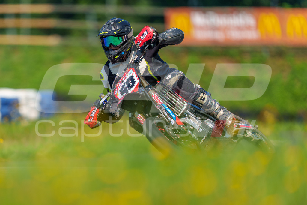 G-Cup + Supermoto Staatsmeisterschaft + Hungarian Supermoto Championship | GRIPcapture steht für authentische Sportfotografie in Österreich – für Momente, die mehr sind als Geschwindigkeit oder Ergebnis. Es geht um Emotion, Spannung, Fokus und den Augenblick, der oft nur einen Wimpernschlag dauert.Ob Motorsport, Teamsport oder 