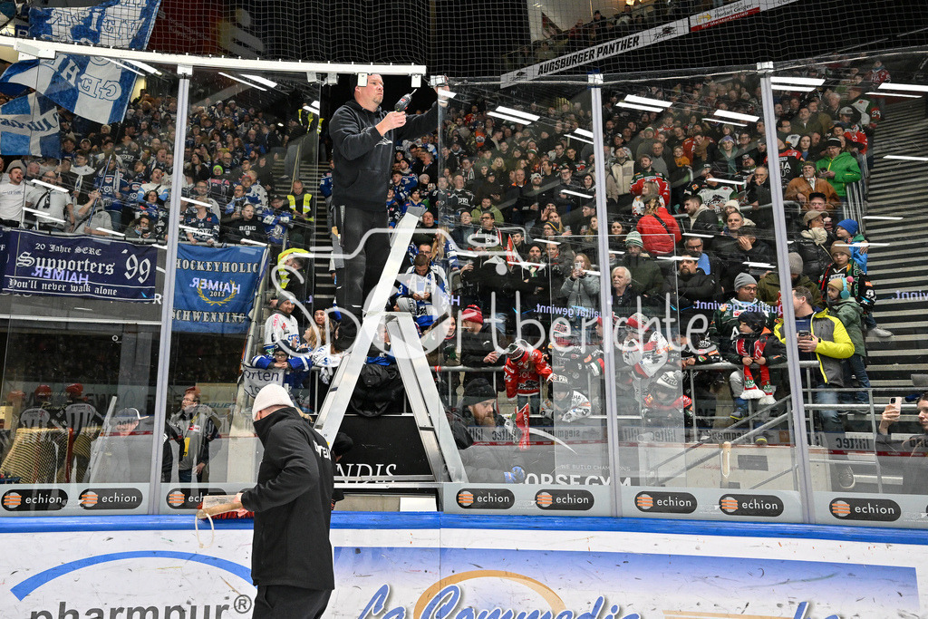 Augsburger Panther - Schwenninger Wild Wings | Nach einem Check von Denis REUL (Augsburger Panther #29) an Sebastian UVIRA (Schwenninger Wild Wings 93) ist die Scheibe zerbrochen / Scherben / Die Eismeister reparieren die defekte Scheibe / Symbolbild / DEL: Augsburger Panther - Schwenninger Wild Wings, Curt Frenzel Stadion am 02.02.2025