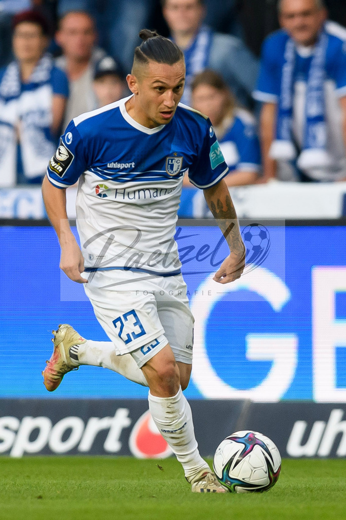 FCMFCK20210904_208 | Fussball, Herren: Barıs Atik (1. FC Magdeburg) in Aktion, am Ball, Einzelaktion beim Spiel der 3. Liga zwischen 1. FC Magdeburg und 1. FC Kaiserslautern in der MDCC-Arena am 04.09.2021 in Magdeburg, Deutschland.DFB / DFL REGULATIONS PROHIBIT ANY USE OF PHOTOGRAPHS AS IMAGE SEQUENCES AND/OR QUASI-VIDEO. - Realisiert mit Pictrs.com