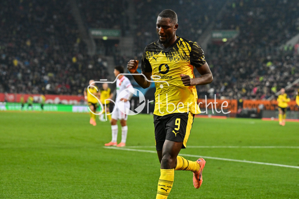 FC Augsburg - Borussia Dortmund | AUGSBURG, GERMANY - Serhou GUIRASSY (Borussia Dortmund 9) celebrates the goal to 0-1 during the bundesliga match between FC Augsburg vs. Borussia Dortmund on matchday 9 at WWK Arena on October 31, 2025 in Augsburg, Germany / DFL REGULATIONS PROHIBIT ANY USE OF PHOTOGRAPHS AS IMAGE SEQUENCES AND/OR QUASI-VIDEO / Carney CHUKWUEMEKA (Borussia Dortmund 17)