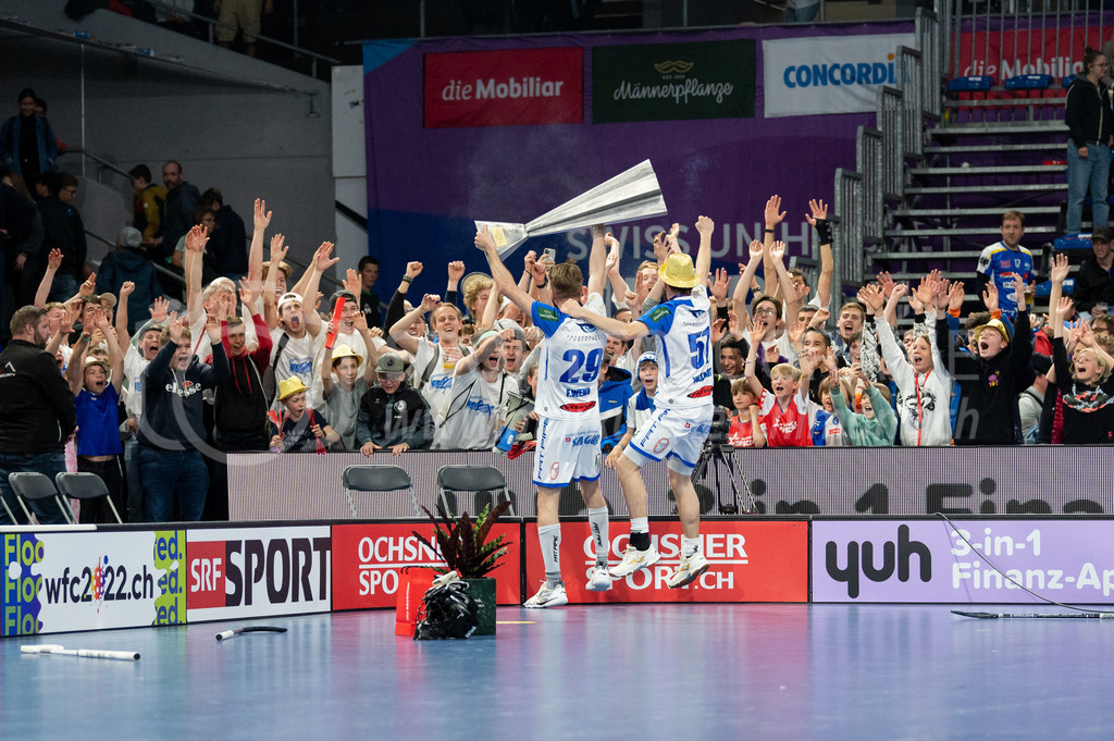 SV Wiler-Ersigen vs GC Unihockey - 23. April 2022 | SV Wiler-Ersigen vs GC Unihockey
Stimo Arena, Kloten
#29 Florian Wenk (GC Unihockey) und #57 Samuel Volkart (GC Unihockey) präsentieren den Pokal ihren Fans.
Bild: Sportfotografie Markus Aeschimann | www.markus-aeschimann.ch - Realisiert mit Pictrs.com