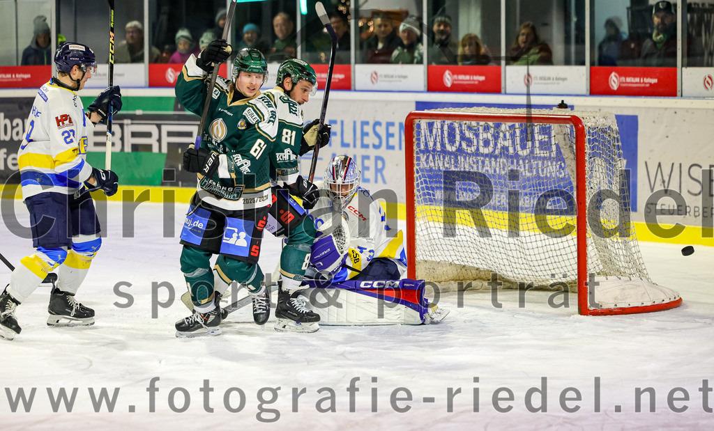 2025-12-05_157_TSV_Erding_gegen_Stuttgart_Rebels | Erding, Deutschland, 05.12.2025:Eishockey, Oberliga Süd 2025 / 2026, 23. Spieltag, TSV Erding gegen Stuttgart Rebels, Endergebnis: 5:6Dennis Miller (Erding Gladiators, #61), Maximilian Forster (Erding Gladiators, #81), Kimi Saffran (Stuttgart Rebels, #53)Foto: Christian Riedel / fotografie-riedel.net